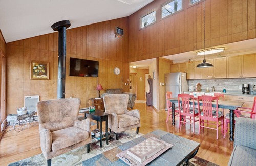 Berkeley Springs Cabin | Pet/Family Friendly, Hot Tub, Fireplace, Game Room