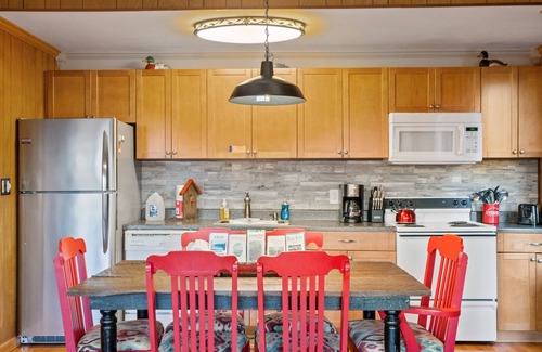 Berkeley Springs Cabin | Pet/Family Friendly, Hot Tub, Fireplace, Game Room