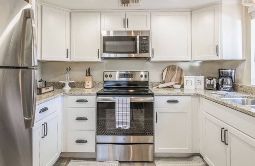 Oak Creek Condo | Pet & Family Friendly Near Hiking in the Red Rocks