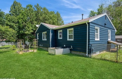Greater South Side House | Pet & family friendly 4-bedroom house, sleeps 10. Close to DSM Airport!