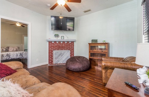 Gainesville House | Pet friendly 1bd/1b unit with living space and full kitchen