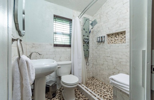 Gainesville House | Pet friendly 1bd/1b unit with living space and full kitchen