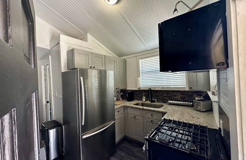 Gainesville Hotel | Pet friendly 1bd/1b unit with full kitchen