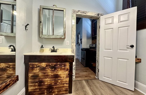 Gainesville Hotel | Pet friendly 1bd/1b unit with full kitchen and dining area