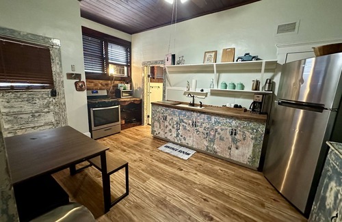Gainesville Hotel | Pet friendly 1bd/1b unit with full kitchen and dining area