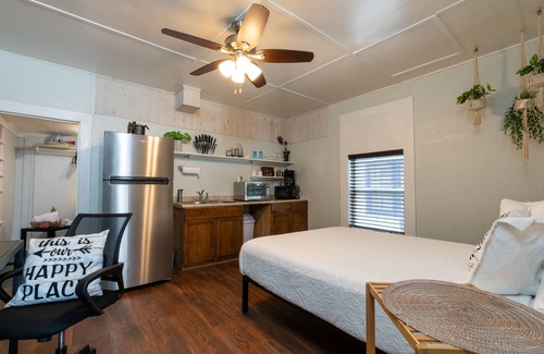 Gainesville Hotel | Pet friendly 1bd/1b unit with full kitchen