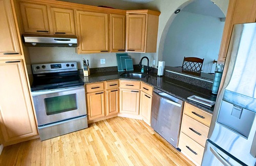 Newington Condo | Pet Friendly 2-bdrm condo conveniently located in Newington easy highway access