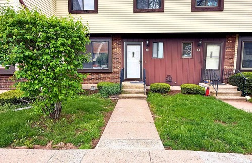 Newington Condo | Pet Friendly 2-bdrm condo conveniently located in Newington easy highway access