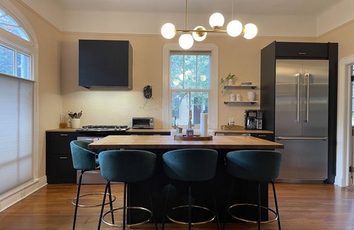 Lower Garden District House | Pet Friendly 2 BR Cottage*Park View *Huge Yard, Front Porch + Patio