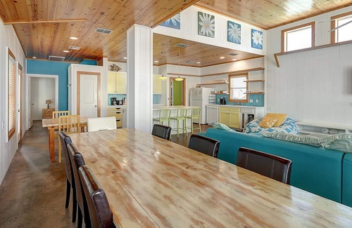 Port Aransas House | Pet friendly, 2 heated community pools, gated community, near the beach!