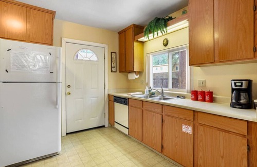 Bijou Pines Cabin | Pet-Friendly 2BR Cabin | Near Beach | Fenced Yard!