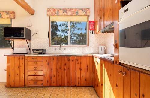 Callala Bay House | Pet Friendly - 250m From the Beach.