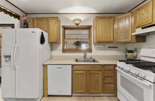 Kings Beach Cabin | Pet friendly 2bed 2bath sleeps 6 Cabin in Kings Beach