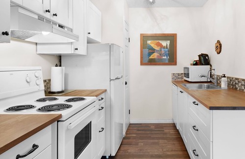Harvie Heights Condo | Pet Friendly 2BR with Mtn Views and Hot tub &A/C