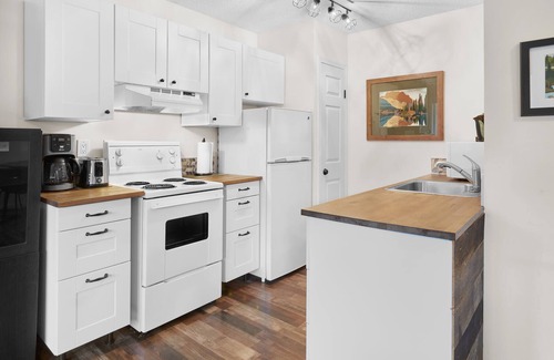 Harvie Heights Condo | Pet Friendly 2BR with Mtn Views and Hot tub &A/C
