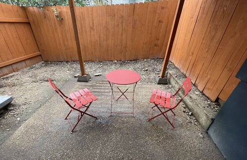 Bouldin House | Pet Friendly 2BR Near DT Austin with Parking!