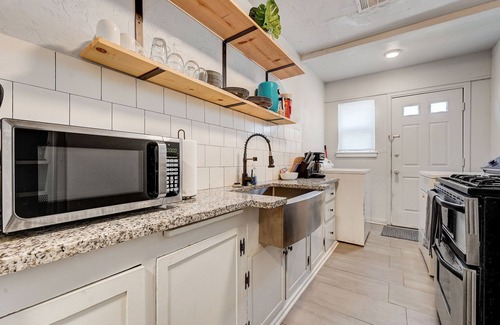 Central Oklahoma City Apartment | Pet-friendly 2BR | 15 mins to OKC State Fair | Near Plaza & Paseo Arts District with free parking #31