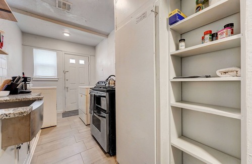 Central Oklahoma City Apartment | Pet-friendly 2BR | 15 mins to OKC State Fair | Near Plaza & Paseo Arts District with free parking #31