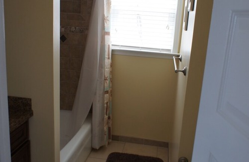 North End Condo | PET FRIENDLY 3 BED 2 BATH CONDO JUST STEPS TO BOARDWALK ON PLYMOUTH PLACE
