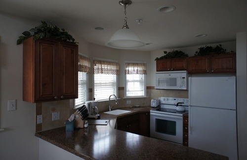 North End Condo | PET FRIENDLY 3 BED 2 BATH CONDO JUST STEPS TO BOARDWALK ON PLYMOUTH PLACE