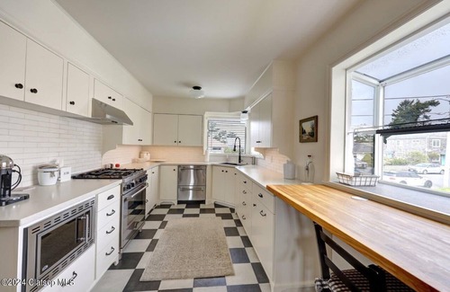 Seaside House | Pet friendly 3 Bedroom Cottage - 5 blocks to beach access