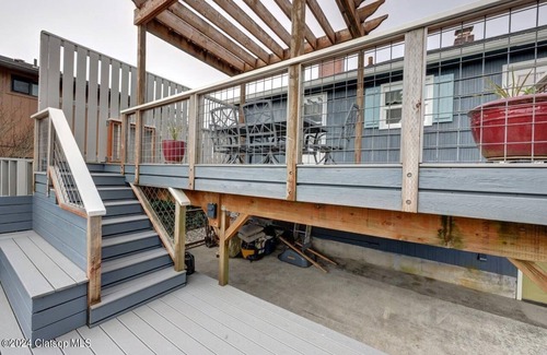 Seaside House | Pet friendly 3 Bedroom Cottage - 5 blocks to beach access