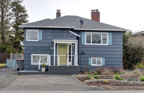 Seaside House | Pet friendly 3 Bedroom Cottage - 5 blocks to beach access