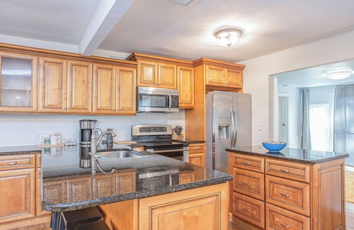 Savannah House | Pet-Friendly 3BR Home w/Stocked Kitchen, Large Yard & Laundry – Sleeps 6