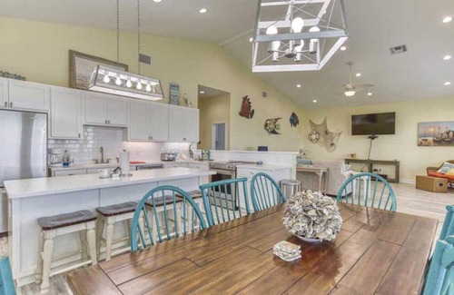 Rockport House | Pet Friendly 4/3.5 home on Copano Bay with private pier!
