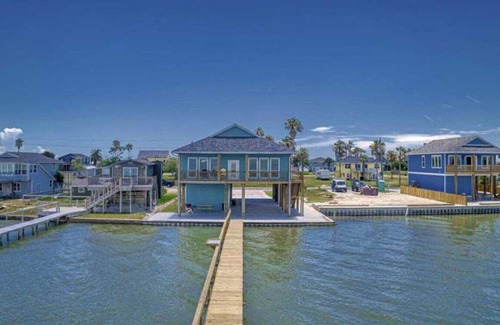 Rockport House | Pet Friendly 4/3.5 home on Copano Bay with private pier!