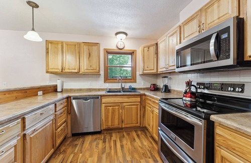 Lyndon Station Cabin | Pet-Friendly 5BR 3.5BA Cabin on 6-acres Sleeps 15, Game Room, Deck, Dells 10min