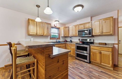 Lyndon Station Cabin | Pet-Friendly 5BR 3.5BA Cabin on 6-acres Sleeps 15, Game Room, Deck, Dells 10min
