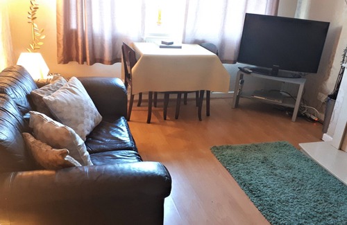 Rowton Apartment | Pet Friendly - 7 Guests - Idyllic Village