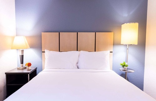 Warrenville Resort | Pet-friendly Accommodation in Northern Chicago w/Full Kitchens - Self Parking