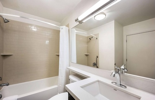 Warrenville Resort | Pet-friendly Accommodation in Northern Chicago w/Full Kitchens - Self Parking
