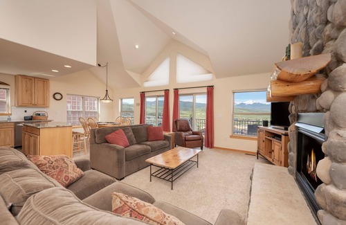 Fraser Condo | Pet Friendly! Amazing Views of Byers Peak, Private Garage, Washer/Dryer