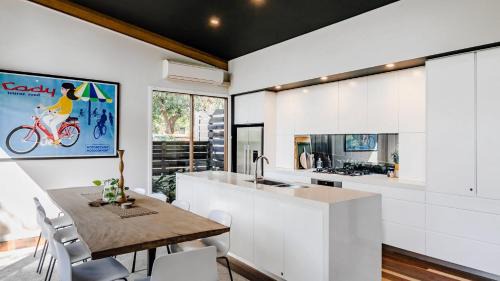 Macmasters Beach House | Pet Friendly and Easy Walk To Macmasters Beach