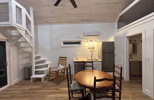 Eagle Rock Cabin | PET FRIENDLY AND BRAND NEW! walk-down to water sleeps 6 quiet cove near marina
