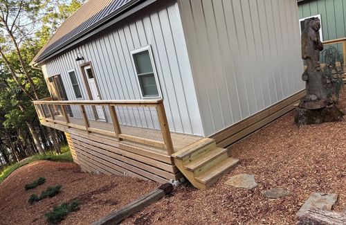 Eagle Rock Cabin | PET FRIENDLY AND BRAND NEW! walk-down to water sleeps 6 quiet cove near marina