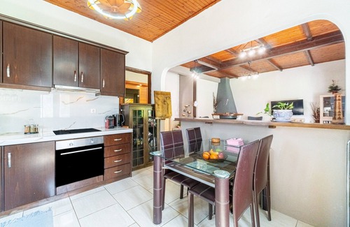 Chlomatiana Apartment | Pet-Friendly Apartment Giourgas House with Mountain View & Terrace