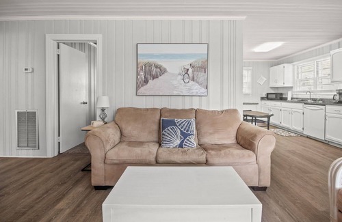 Surfside Beach House | Pet friendly beach cottage short walk to beach