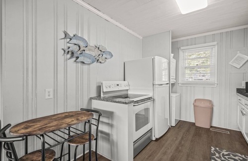 Surfside Beach House | Pet friendly beach cottage short walk to beach