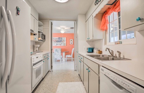 Silk Oaks House | Pet-Friendly Beach House w/Deck: Walk to Beach!