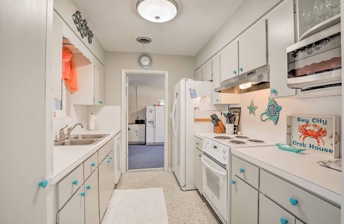 Silk Oaks House | Pet-Friendly Beach House w/Deck: Walk to Beach!