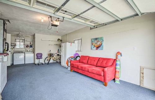 Silk Oaks House | Pet-Friendly Beach House w/Deck: Walk to Beach!