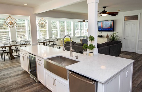 Isle of Palms House | PET FRIENDLY! Beautiful Beach Oasis, Huge Open Floor Plan! Sleeps 14! POOL-