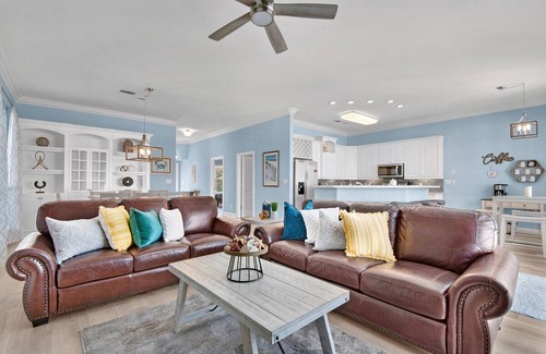 Crystal Beach House | PET FRIENDLY BEAUTIFUL BEACH HOME | PRIVATE HEATED POOL | GOLF CART & WALK2BEACH