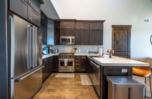 Park City Condo | Pet Friendly Blackstone Luxury Condo - Pool and Gym in Canyons Village.