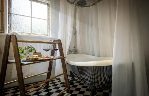 Mount Victoria House | Pet-Friendly Blue Mountains Cottage with Indoor Fireplace