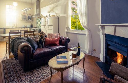 Mount Victoria House | Pet-Friendly Blue Mountains Cottage with Indoor Fireplace